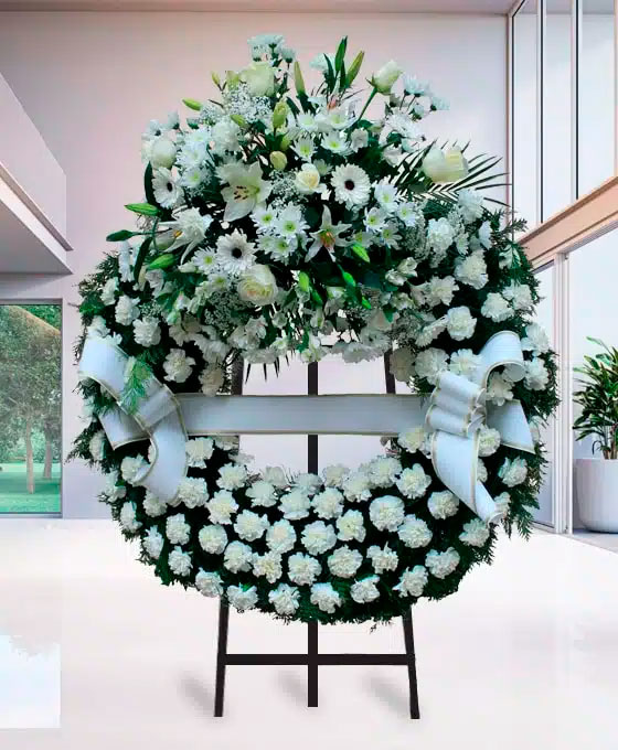 Corona Funeraria de claveles blancos para Tanatorio Almansa Nuestra Sra. de Belén